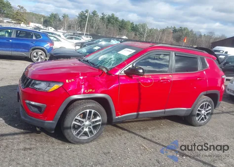 2018 Jeep Compass Latitude 4X4 z USA, uszkodzony, nr VIN 3C4NJDBB6JT112914